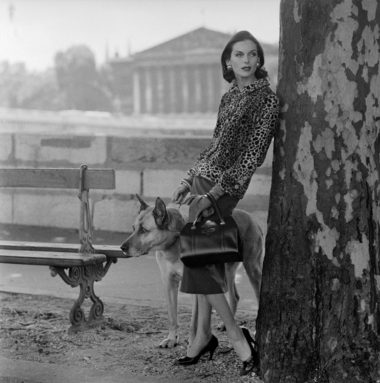 Chanel suit, Fall 1955-Winter 1956. Photograph by Henry Clarke - Les années 50 : La mode en France, 1947-1957 