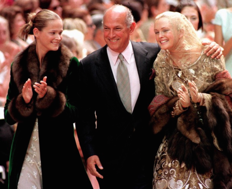 Oscar de la Renta poses with two of his models after the presentation of the 1998-1999 fall:winter haute couture collection he designed for Balmain in Paris. 