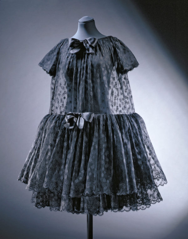 Short evening dress (robe du soir courte), Cristobal Balenciaga, 1958. Museum no. T.334-1997