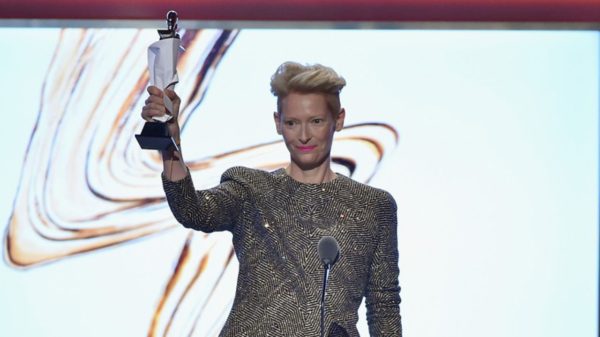 Tilda accepts the David Bowie's tribute award, given during the CFDA show