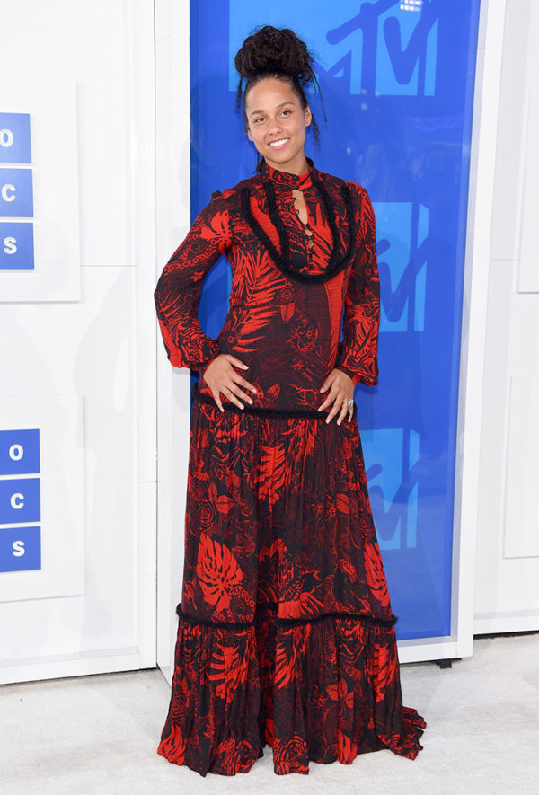 Alicia Keys....we get the point, you are the queen of "au natural" and that makeup is optional, but we ask, what the point in dawning an extravagant ball gown and not committing to the look?