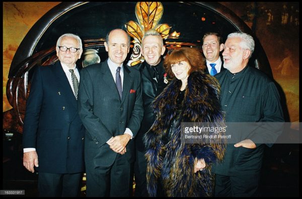 ARCHIVES - PIERRE CARDIN, JEAN LOUIS DUMAS DE LA MAISON HERMES ET JEAN PAUL GAULTIER, SONIA RYKIEL , DONALD POTARD ET PACO RABANNE, LORS DE LA REMISE DE LA LEGION D' HONNEUR A JEAN PAUL GAULTIER CHEZ MAXIM'S A PARIS EN 2001