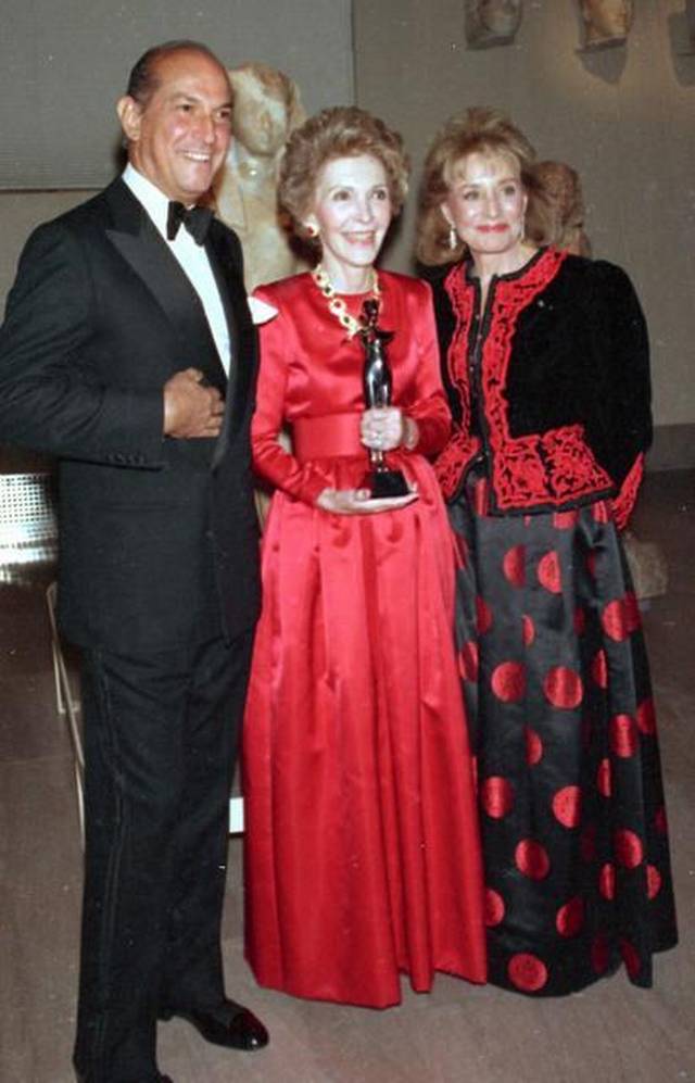 In 1989, from left: fashion designer Oscar de la Renta, first lady Nancy Reagan and journaslit Barbara Walters