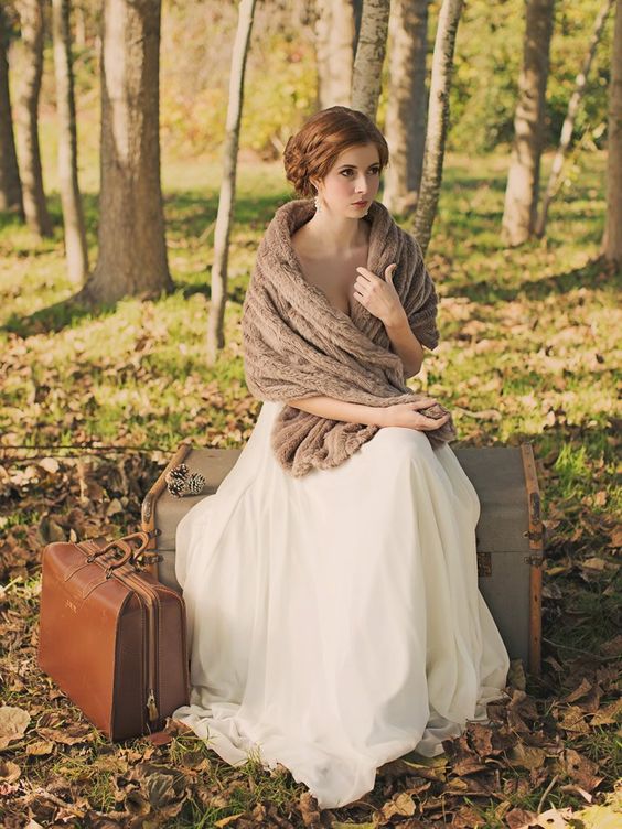 08-brown-faux-fur-stole-for-a-vintage-bridal-look