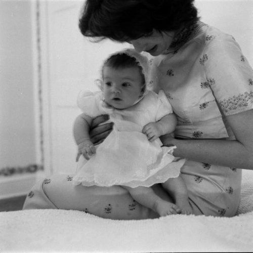 Jacqueline Kennedy and her daughter Caroline in 1958