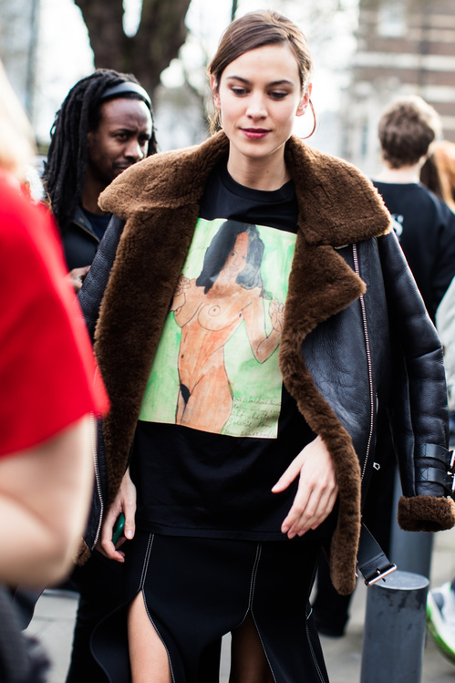 Street style look at London Fashion Week Fall 2017 - Winter 2018