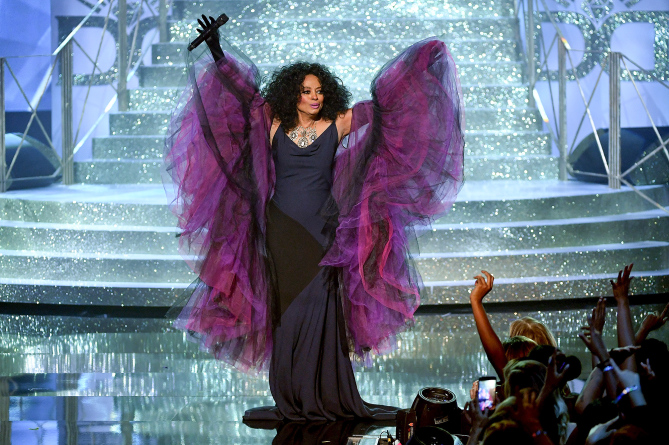 2017 Lifetime Award recipient Diana Ross bringing the house down during her performance at the 2017 American Music Awards 