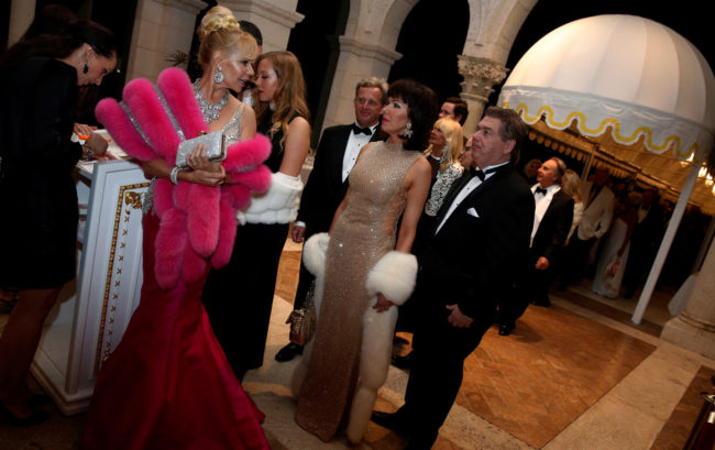 celebrity style The Presidential affair was night filled with old school glitz and glamour. Party goers line up to enter US President-elect Donald Trump's New Year's Eve Party