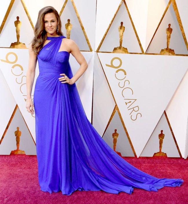 No chance of forgetting Jennifer Garner in this dramatically bold cobalt blue ???? dress at the 2018 Oscars