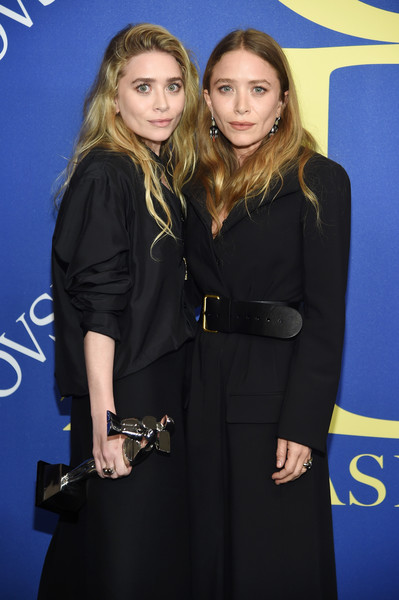 Designers Ashley Olsen and Mary-Kate Olsen pose with 2018 CFDA Accessories Designer of The Year award