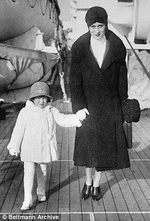 Gloria Vanderbilt and her mother in 